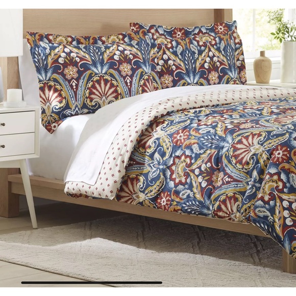 Crown & Ivy Isabella comforter set.  Queen size - Picture 1 of 8